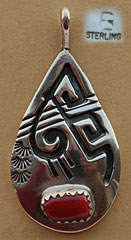 Pendentif south western américain Navajo, argent massif et corail, symboles amérindiens.