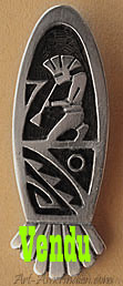 Bijou amérindien Hopi, ce pendentif en argent massif signé par un artisan indien d'amérique représente un Kokopelli Dancer