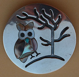 Pendentif et broche Zuni, bijou amérindien en argent représentant une chouette sur un arbre